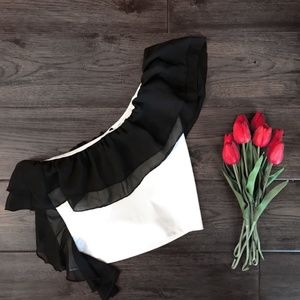 Black & White Sexy One-Shoulder Ruffle Crop Top